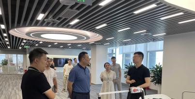 四川省經(jīng)信廳李強總工程師一行蒞臨華西醫(yī)療機器人研究院考察調研